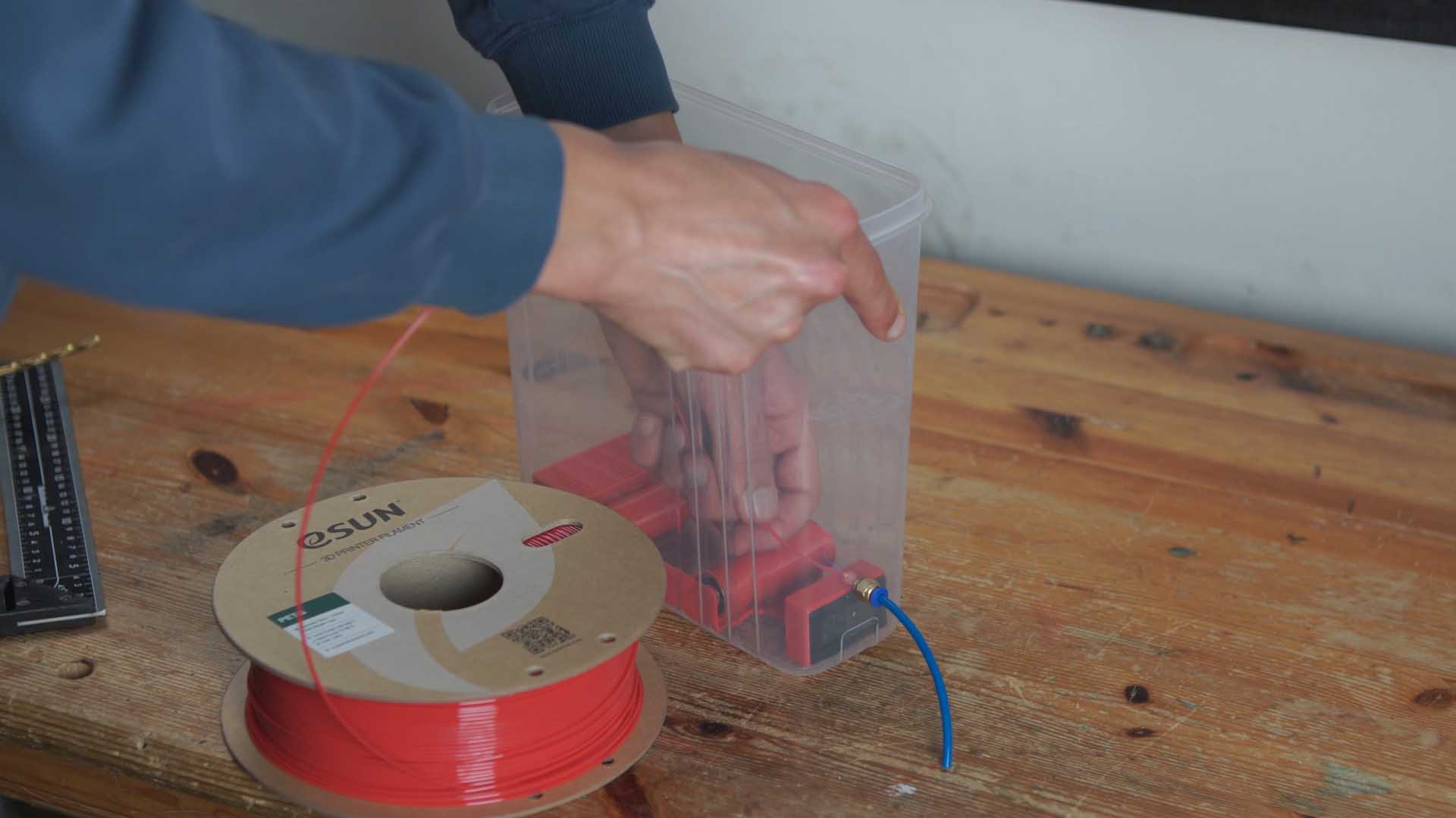 Filling the desiccant tray with silica gel and sealing the assembled dry box